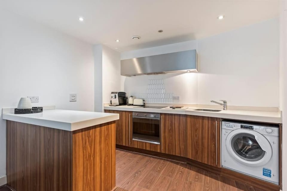 Coffee/tea facilities, Kitchen or kitchenette, dishwasher, stove, toaster, washing machine