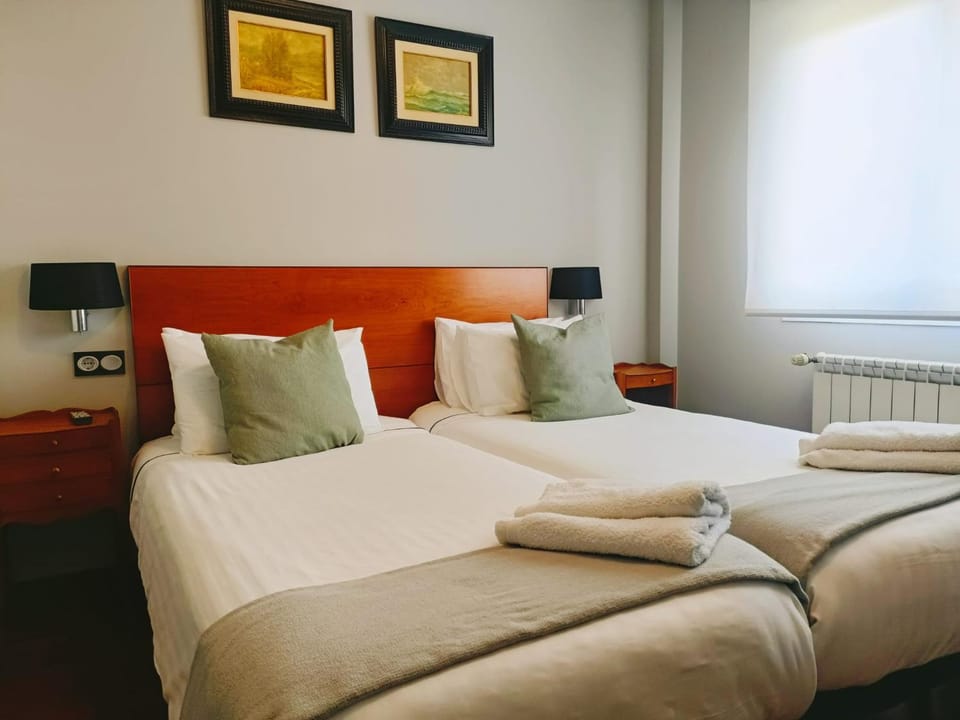 Toilet, Bed, TV and multimedia, Coffee/tea facilities, View (from property/room), Street view, Quiet street view, hair dryier, heating, internet, towels