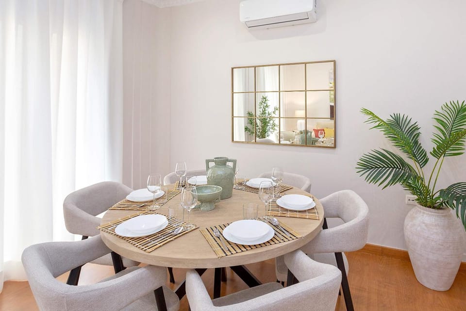 Living room, Seating area, Dining area, air conditioner