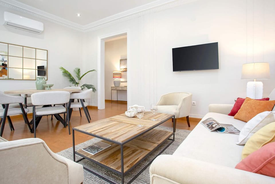 TV and multimedia, Living room, Seating area, Dining area, air conditioner