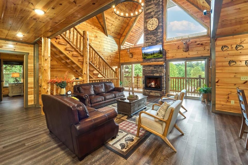 In & Out Pool, Near Dollywood, Game Room, Luxury House in Pigeon Forge