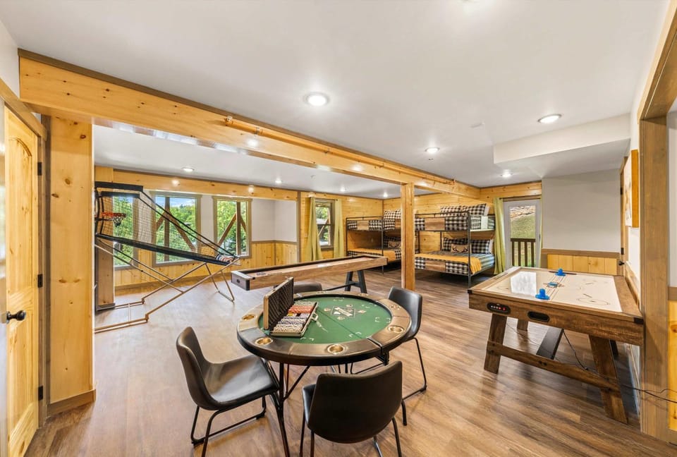 In & Out Pool, Near Dollywood, Game Room, Luxury House in Pigeon Forge