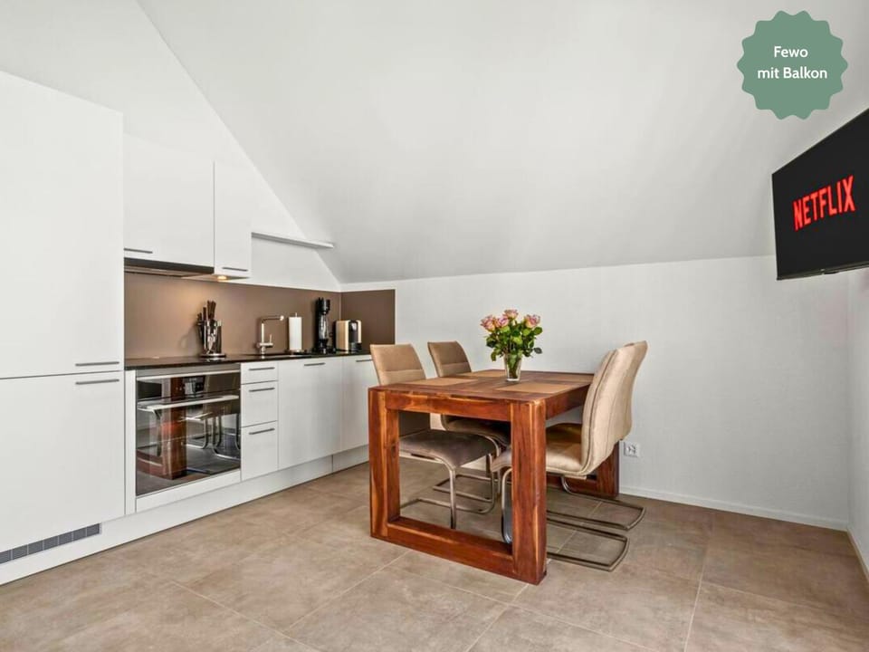 TV and multimedia, Kitchen or kitchenette, Dining area, stove