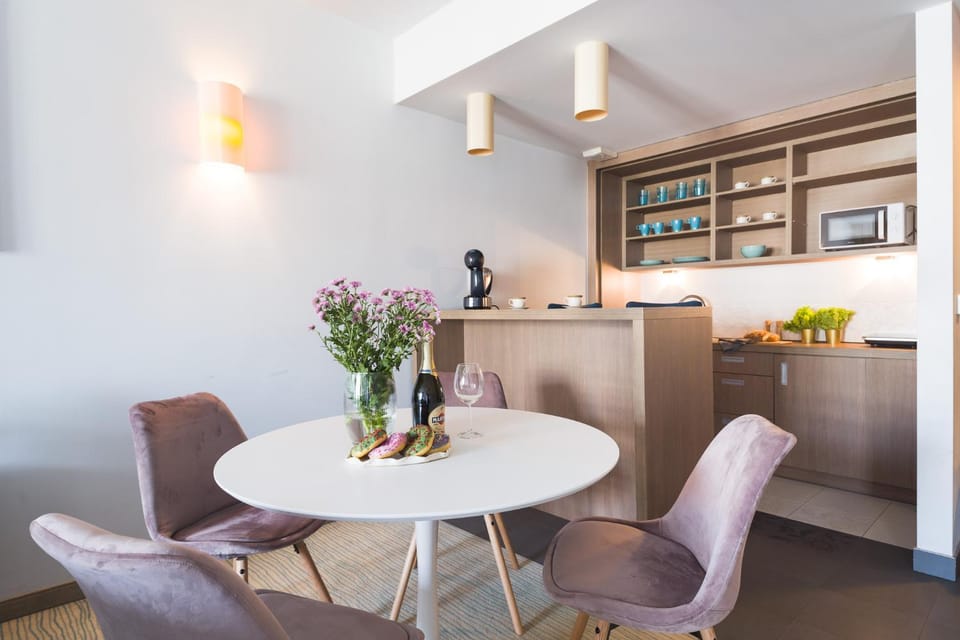 Kitchen or kitchenette, Seating area