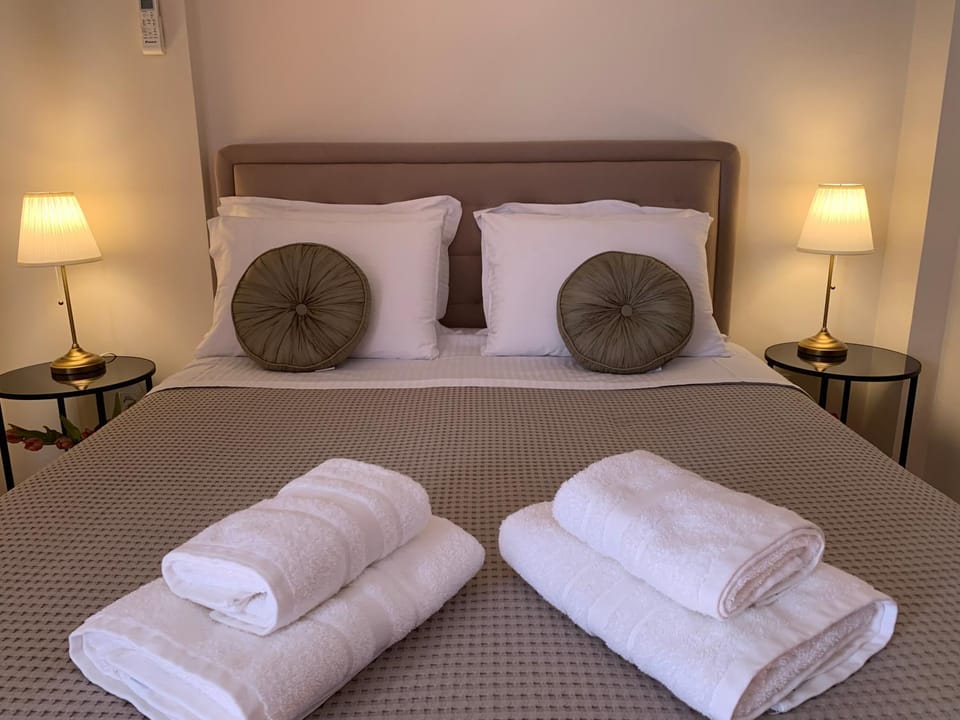 Bed, Bedroom, towels
