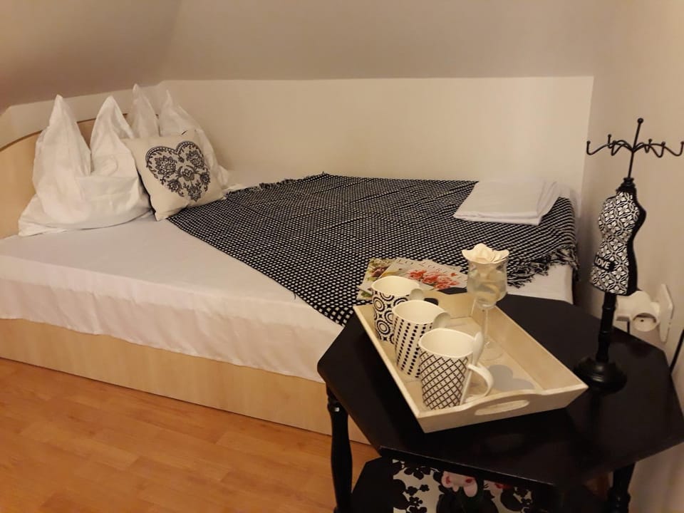 Bed, Photo of the whole room, Decorative detail