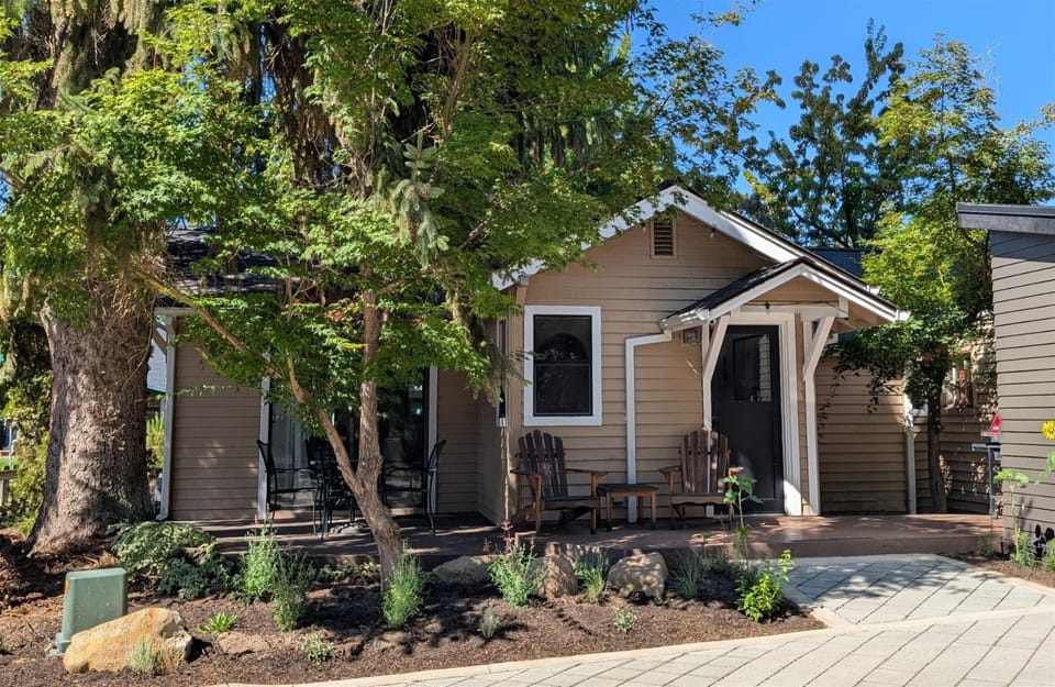 Bluebird Day - River Gem Bungalow House in Bend