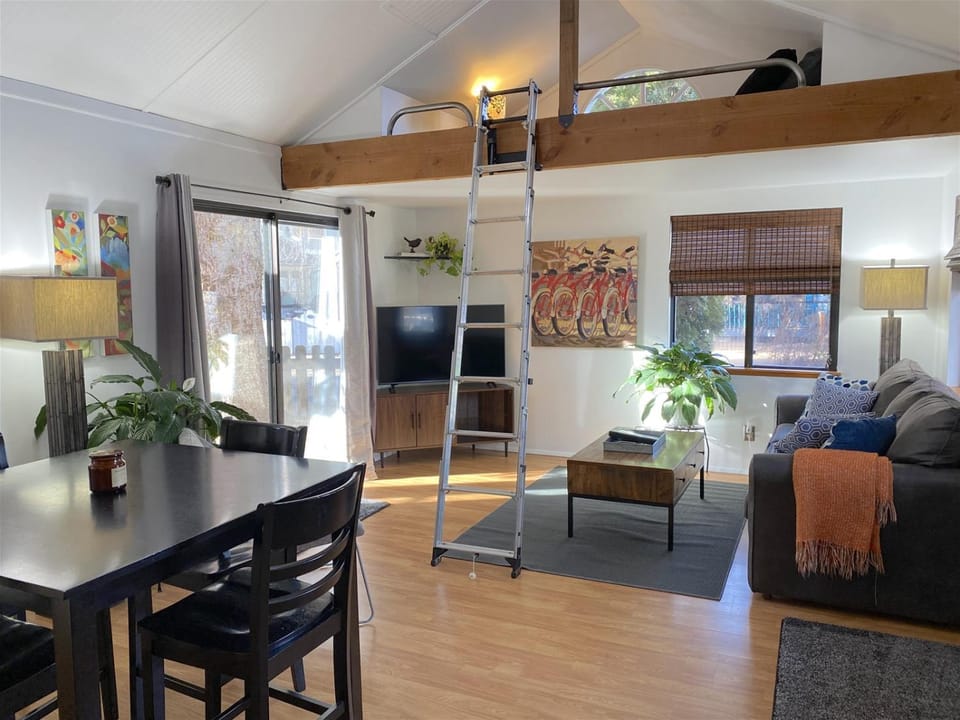 Bluebird Day - River Gem Bungalow House in Bend