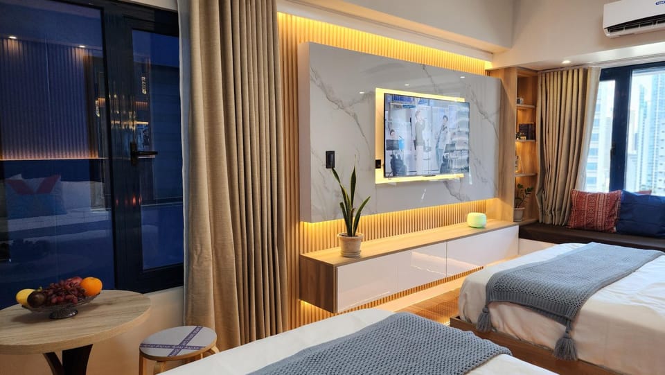 Bed, TV and multimedia, Living room, Photo of the whole room, Seating area, Bedroom, air conditioner
