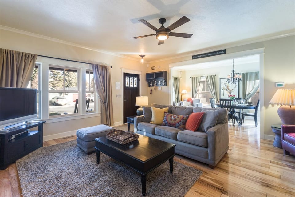 Bluebird Day - Harmon Park Bungalow House in Bend