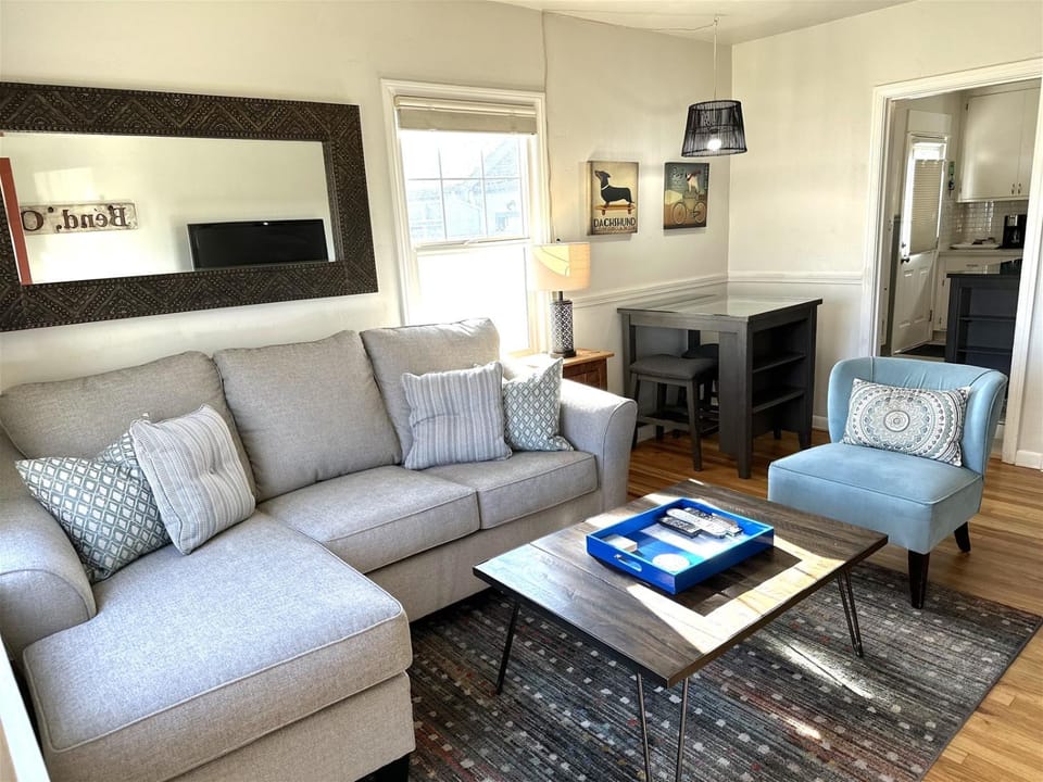 Bluebird Day - Hill Street Beauty House in Bend