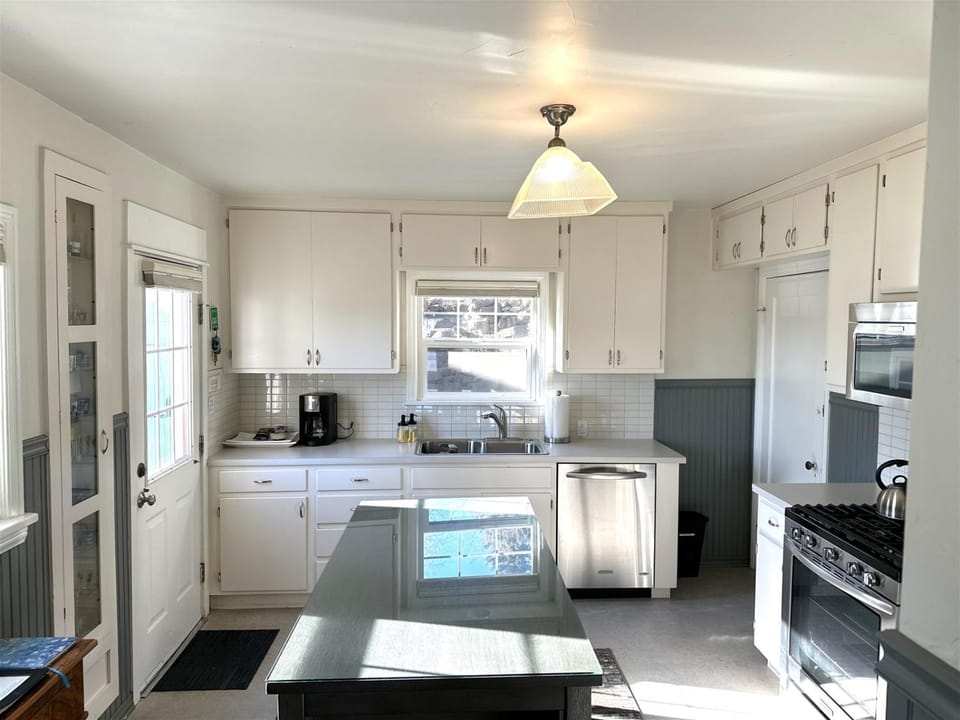Bluebird Day - Hill Street Beauty House in Bend