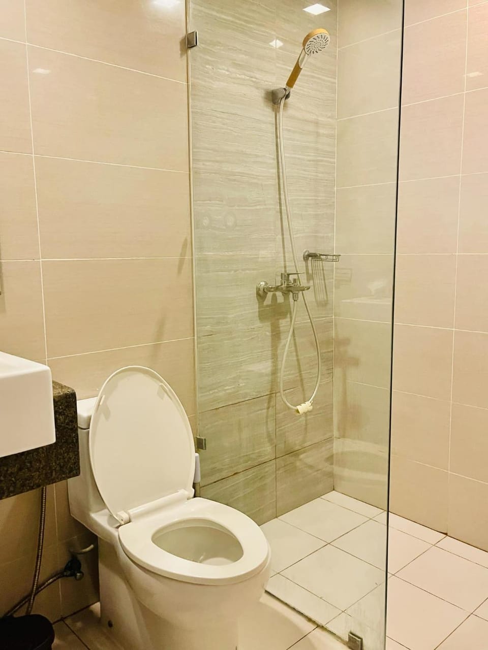 Mactan Newtown staycation near airport with pool access Apartment in Lapu-Lapu City