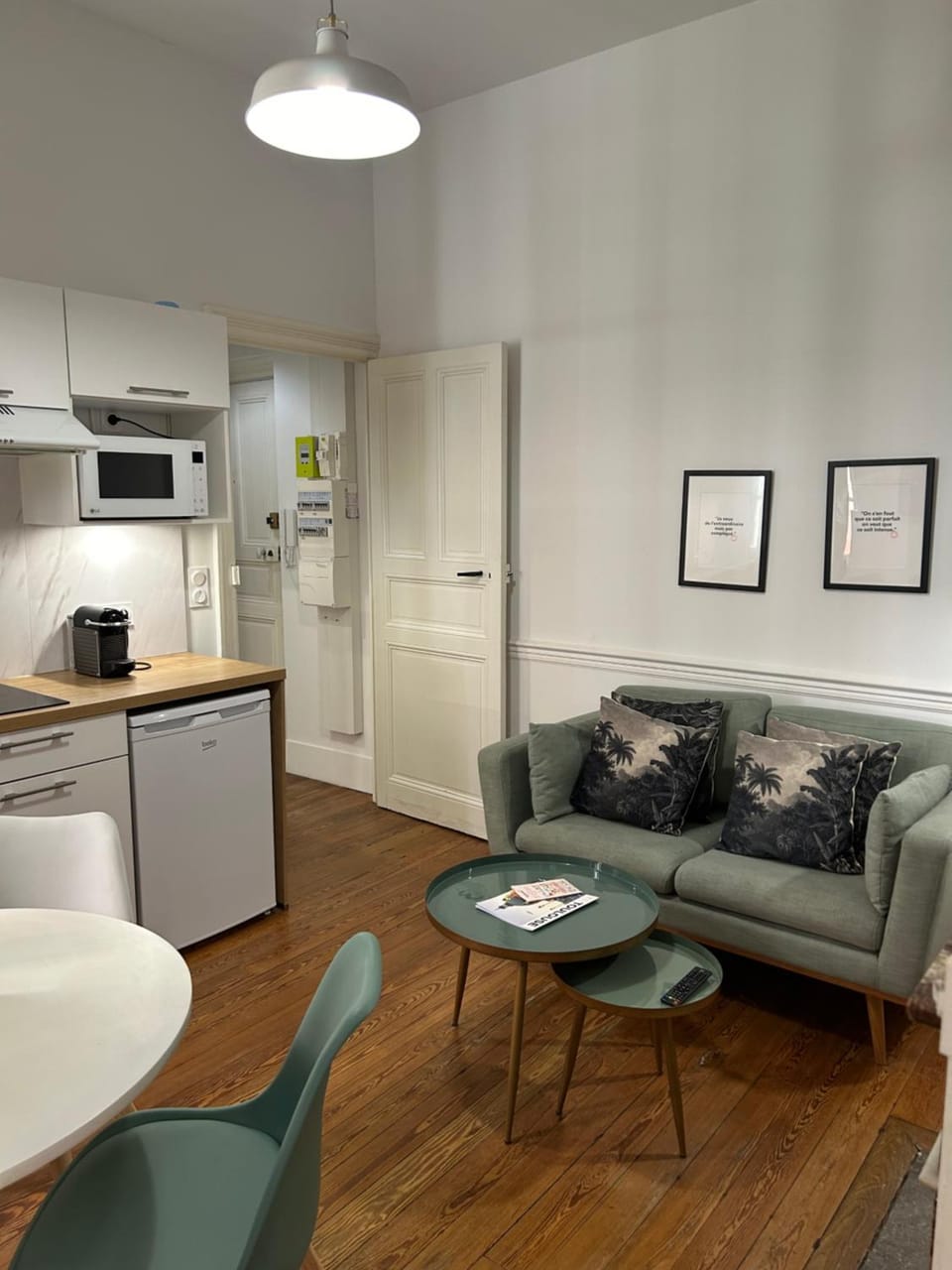 Kitchen or kitchenette, Living room