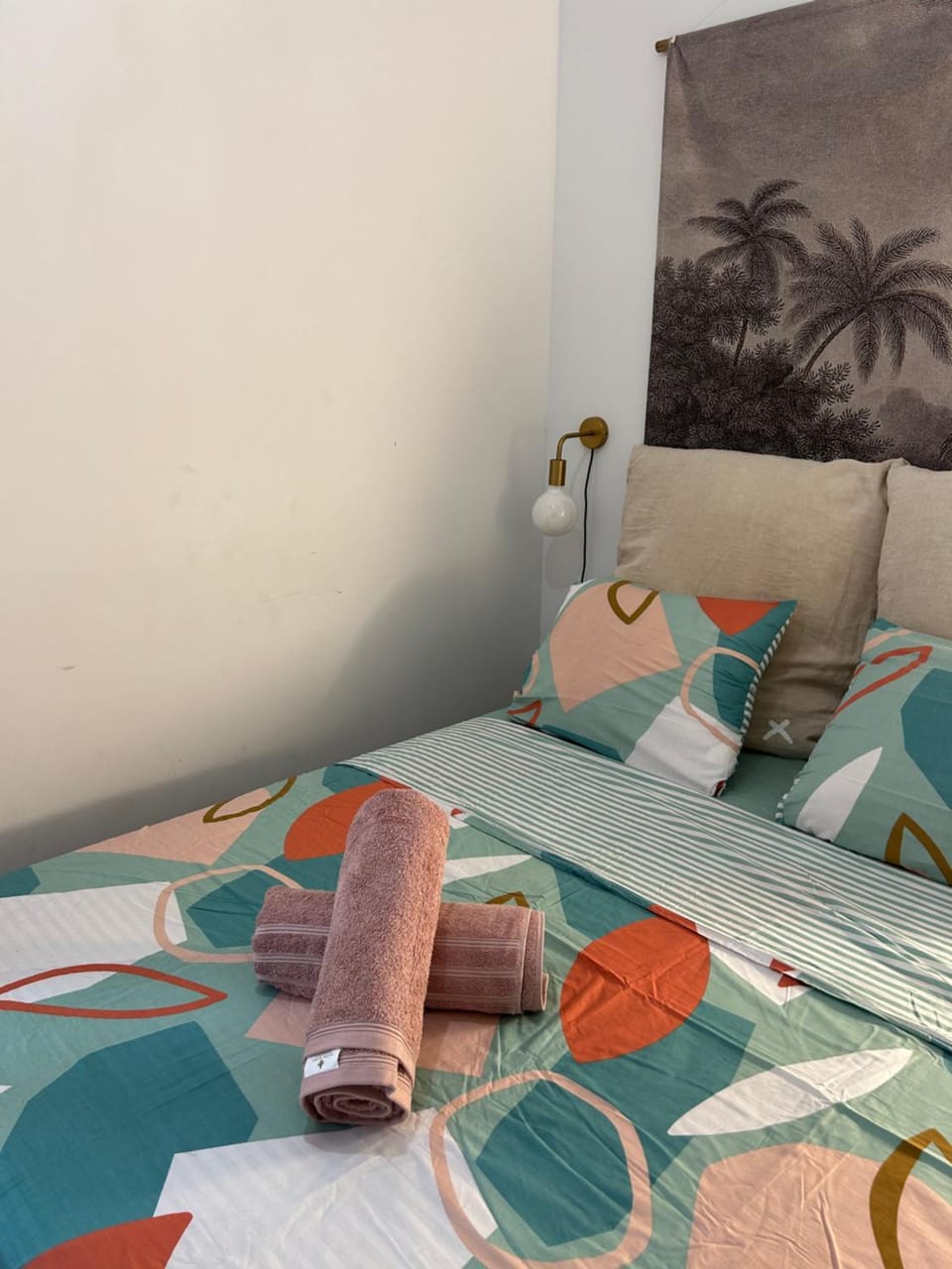 Bed, Bedroom, towels
