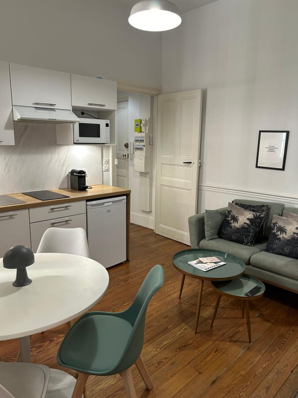 Kitchen or kitchenette, Seating area, Dining area