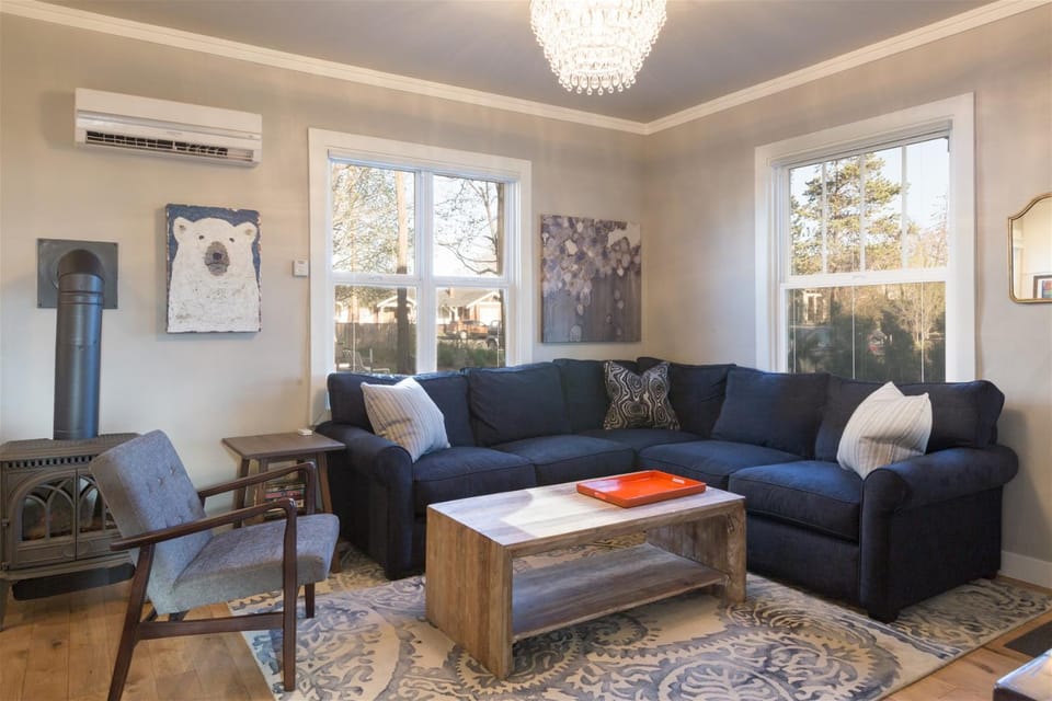 Bluebird Day - Fuller Cottage House in Bend