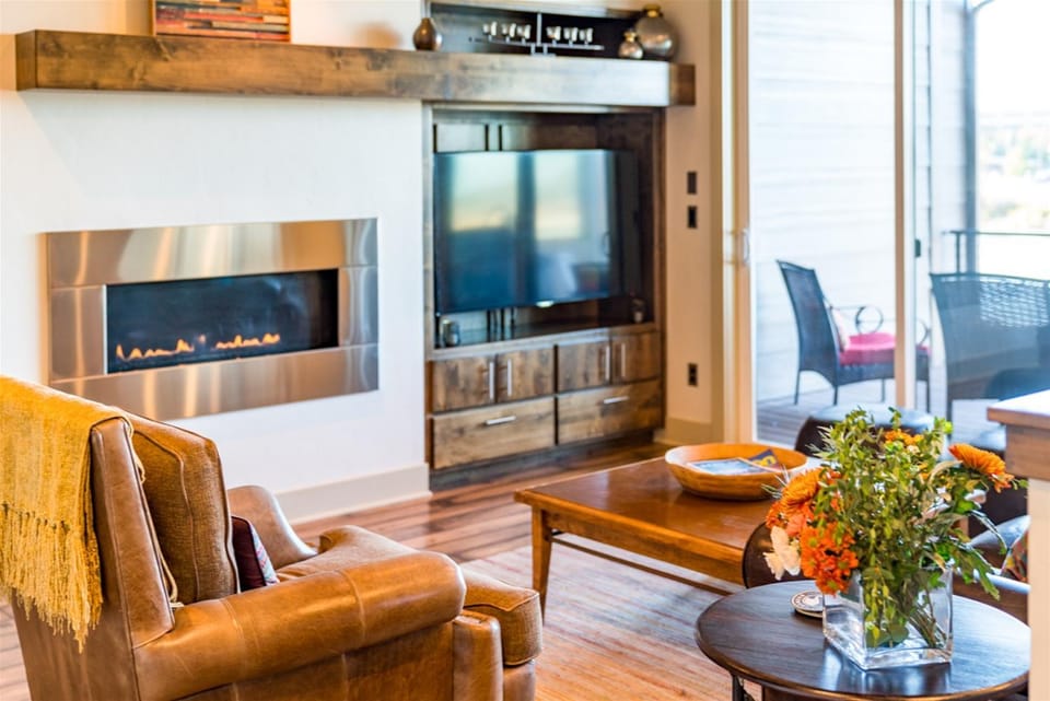 Bluebird Day - Smokestack River House House in Bend