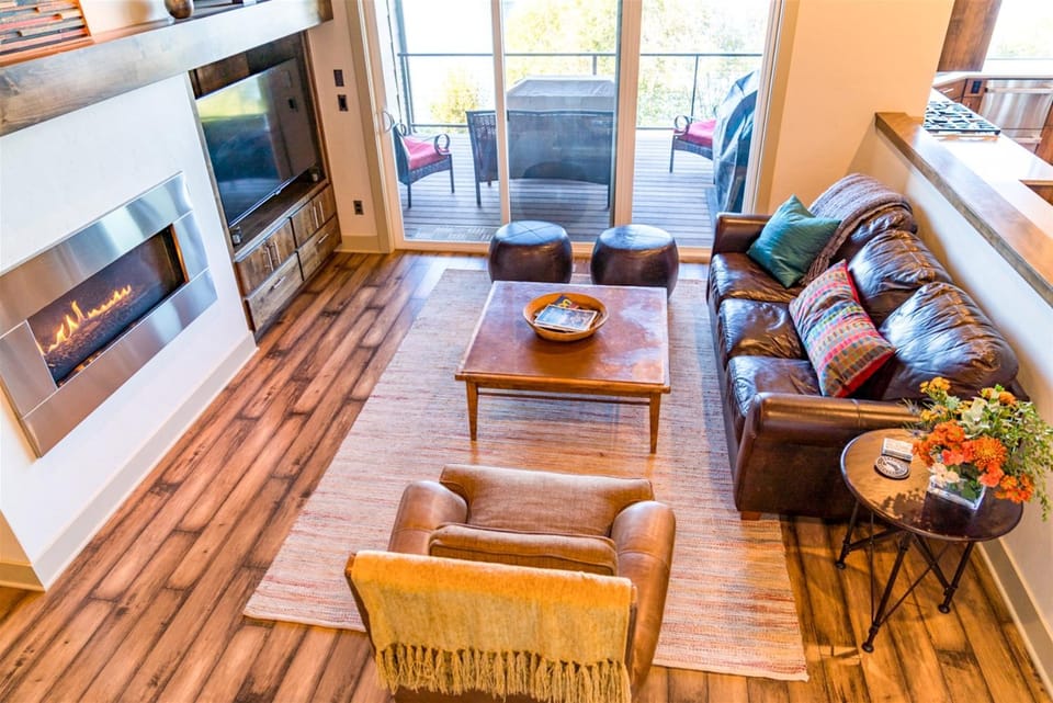 Bluebird Day - Smokestack River House House in Bend