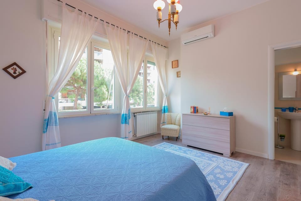 Photo of the whole room, Bedroom