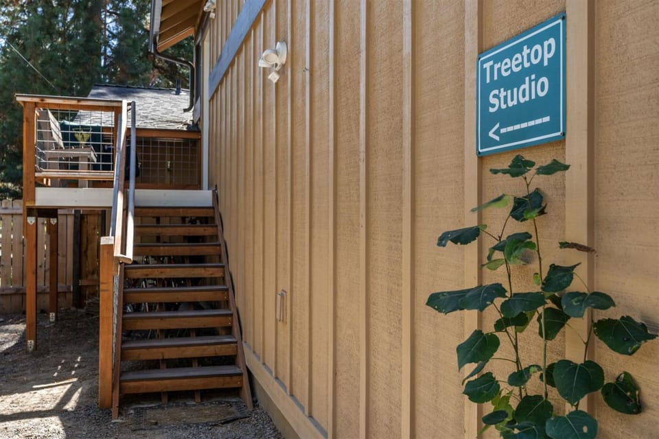Bluebird Day - Treetop Studio House in Bend