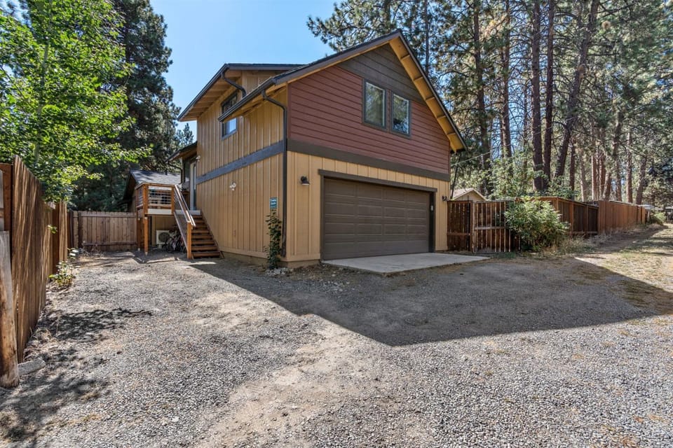Bluebird Day - Treetop Studio House in Bend