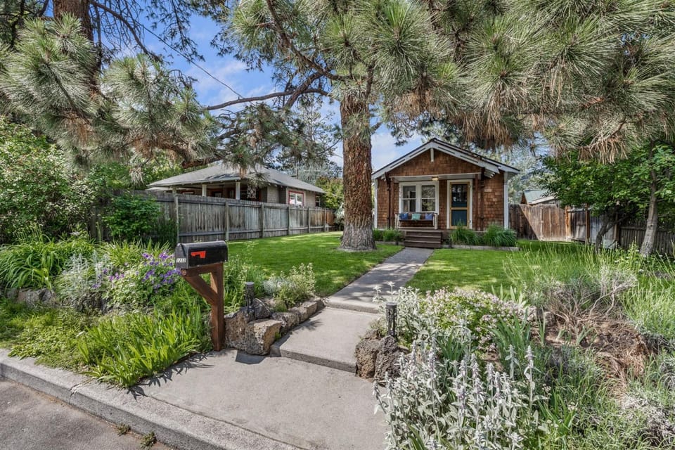 Bluebird Day - Desert Moon House in Bend