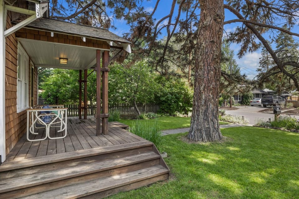 Bluebird Day - Desert Moon House in Bend