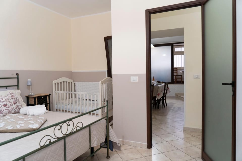 Bed, Photo of the whole room, cot