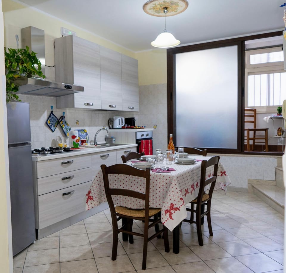 Coffee/tea facilities, Kitchen or kitchenette, Dining area, oven, stove, toaster