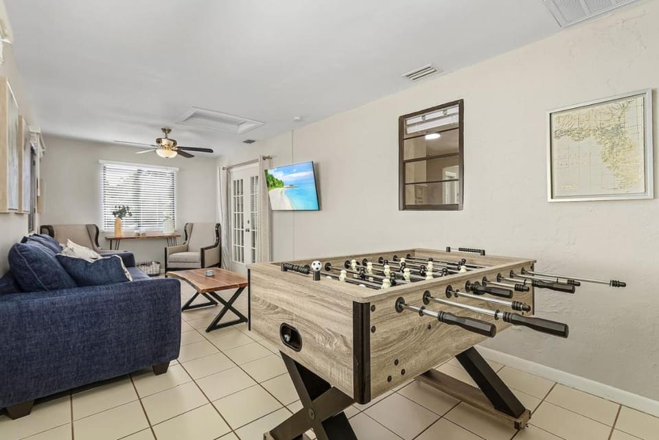 Little Treasure House minutes from Beach and Mercato House in Naples Park