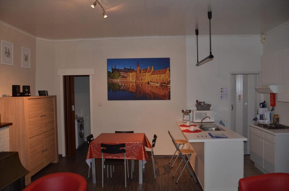 Kitchen or kitchenette, Dining area