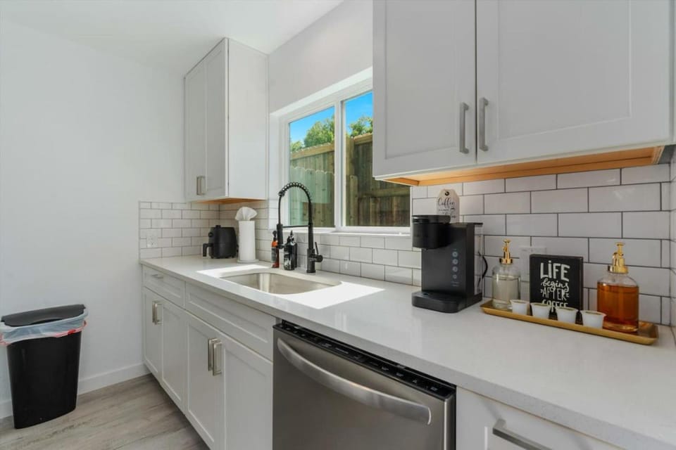 Coffee/tea facilities, Kitchen or kitchenette, dishwasher, oven, stove