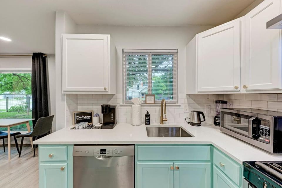 Coffee/tea facilities, Kitchen or kitchenette, dishwasher, oven, stove