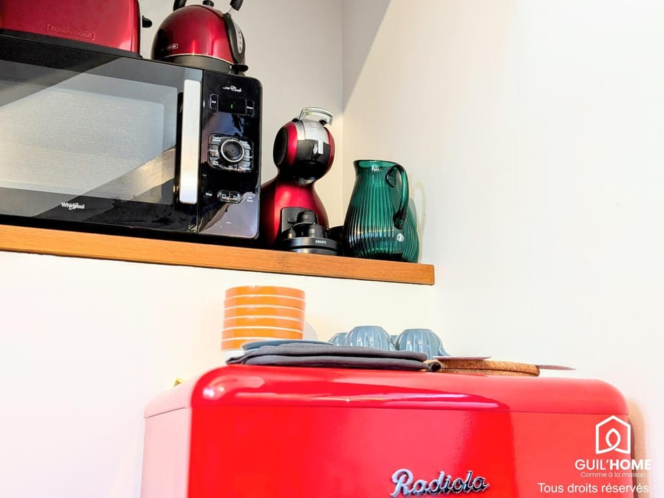Kitchen or kitchenette, minibar, toaster