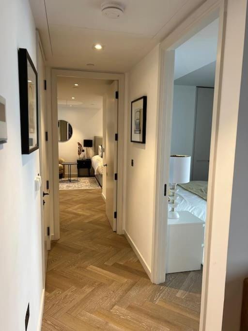 Modern 2 Bed Flat at Battersea Apartment in London