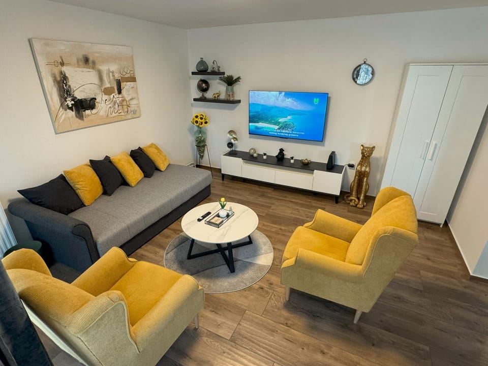 Communal lounge/ TV room, TV and multimedia, Living room, Seating area, wardrobe