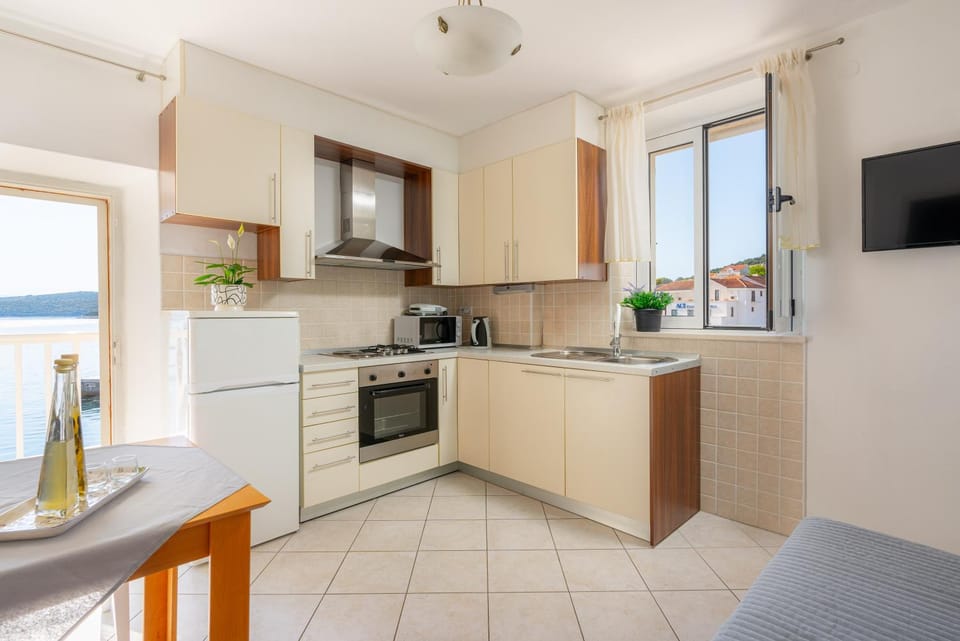 TV and multimedia, Kitchen or kitchenette, Dining area, stove