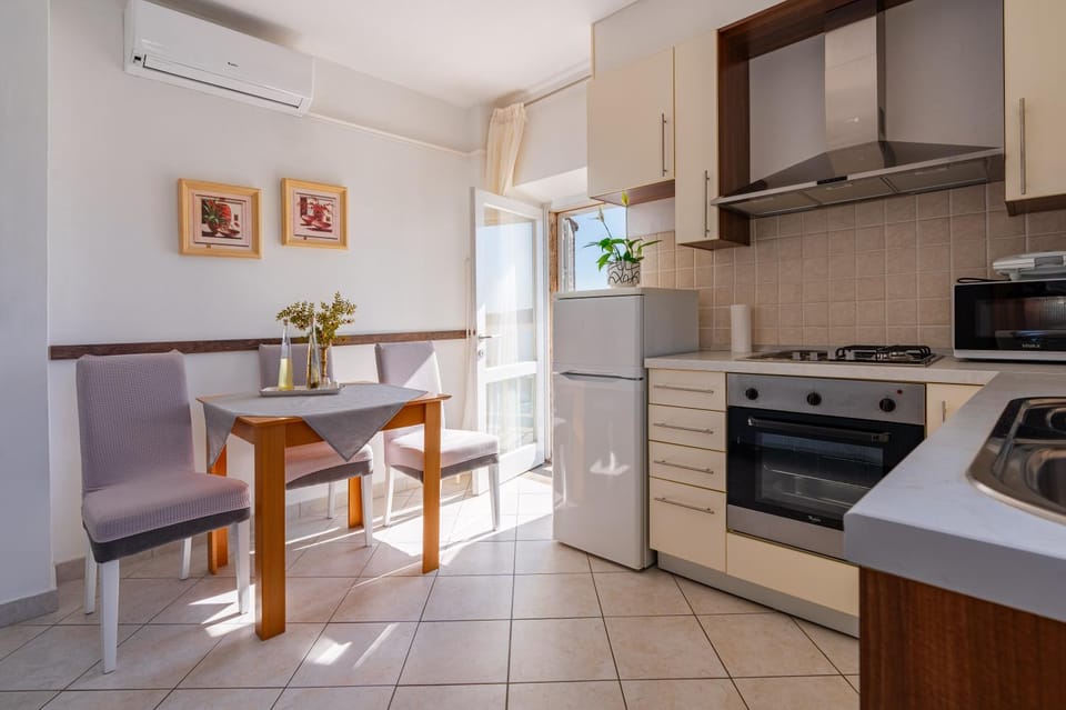 Kitchen or kitchenette, Dining area, minibar, pet friendly, stove, air conditioner