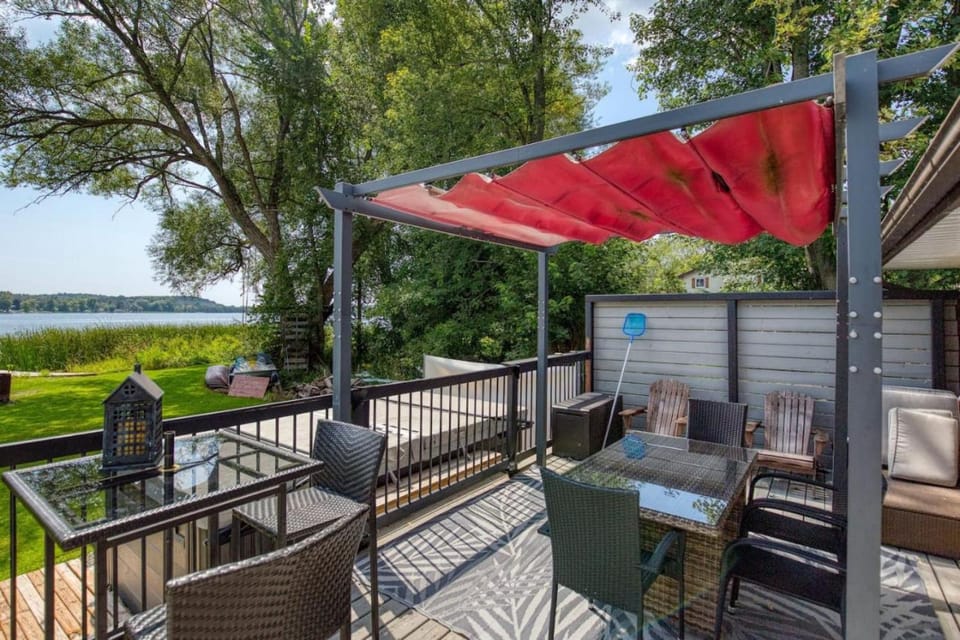 Waterfront Cottage with Swim Spa, BBQ, and Boat Dock Country House in Ontario