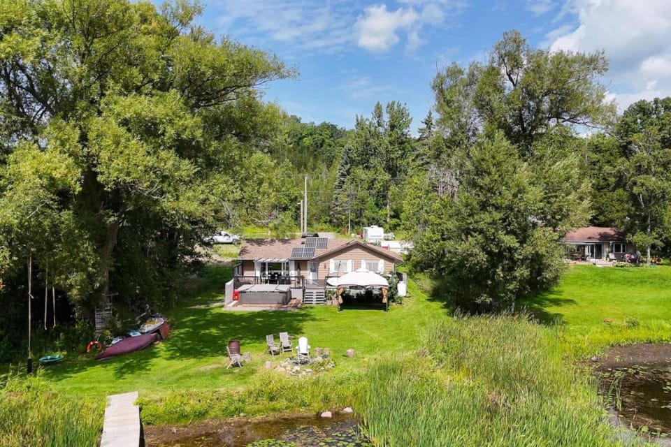 Waterfront Cottage with Swim Spa, BBQ, and Boat Dock Country House in Ontario