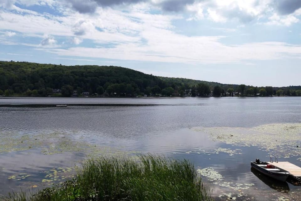 Waterfront Cottage with Swim Spa, BBQ, and Boat Dock Country House in Ontario