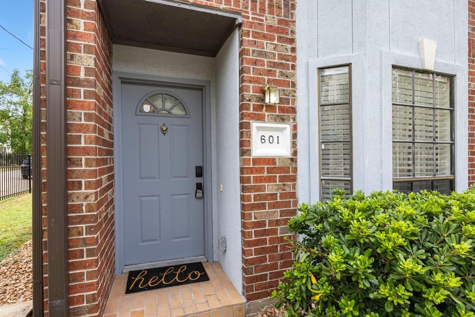 Property building, Facade/entrance, Day