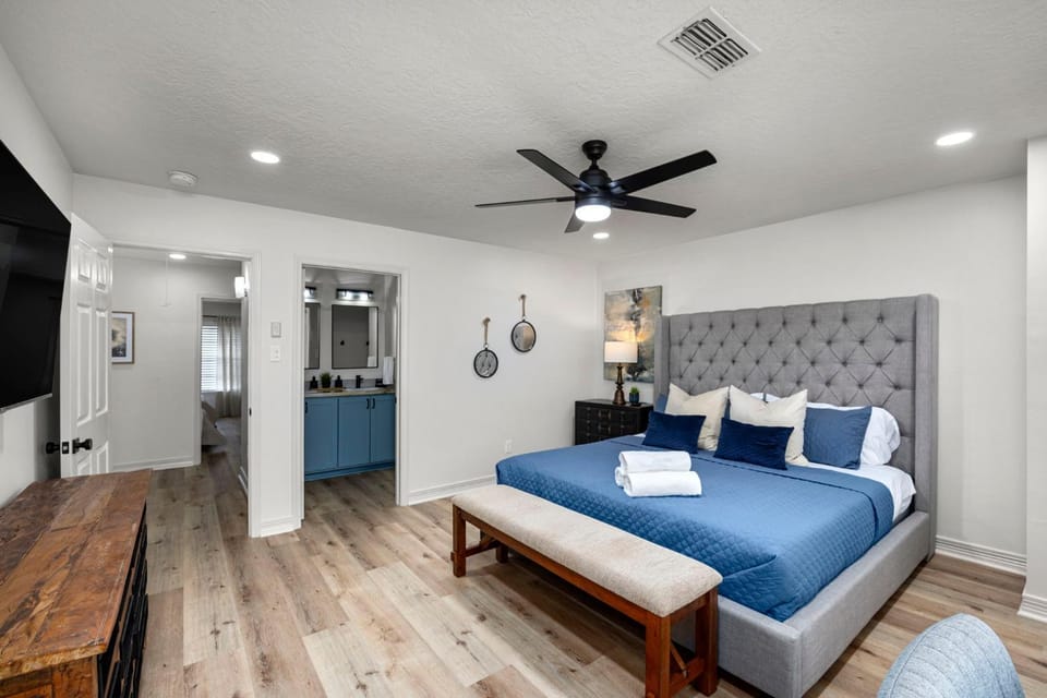 Bed, Bathroom, TV and multimedia, Photo of the whole room, Seating area, Bedroom