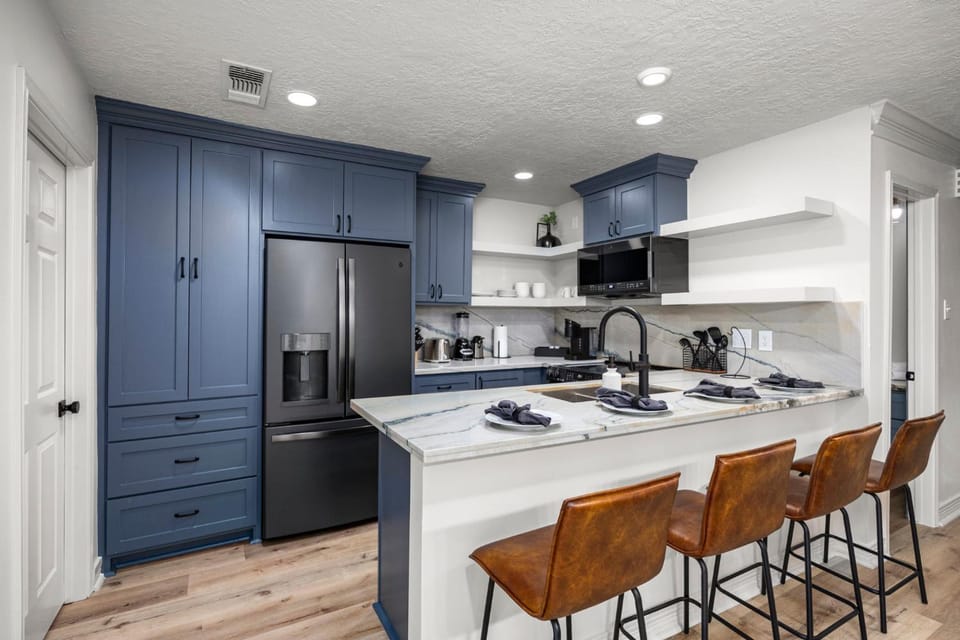 Coffee/tea facilities, Kitchen or kitchenette, Seating area, Dining area, dishwasher, oven, stove, toaster