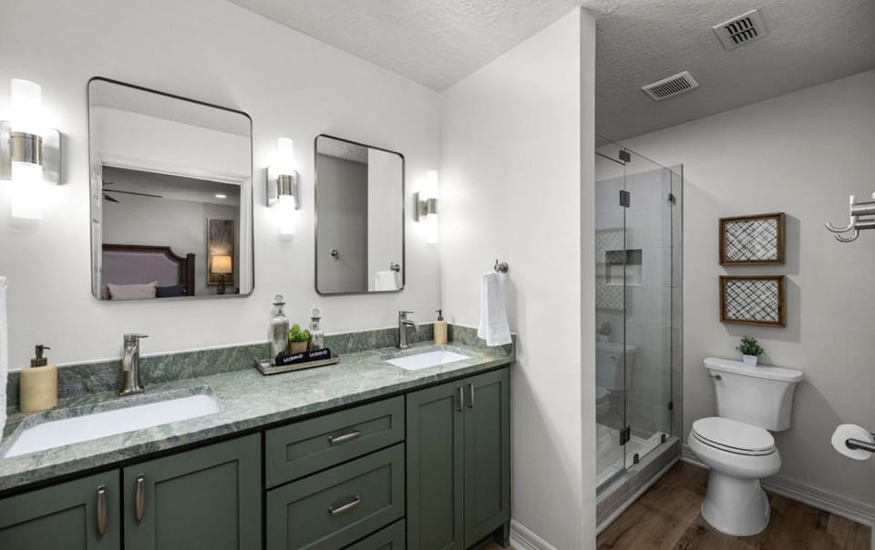 Music-Themed Montrose 2BR Townhome Sleeps 10 with Gated Parking House in Harris County