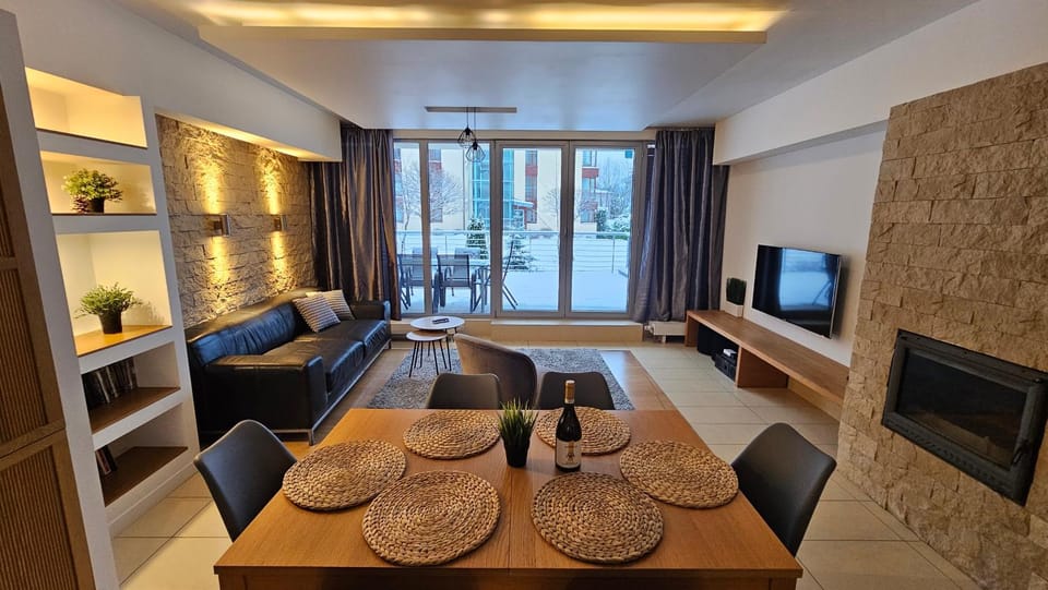 Communal lounge/ TV room, TV and multimedia, Living room, Seating area, Dining area, Evening entertainment
