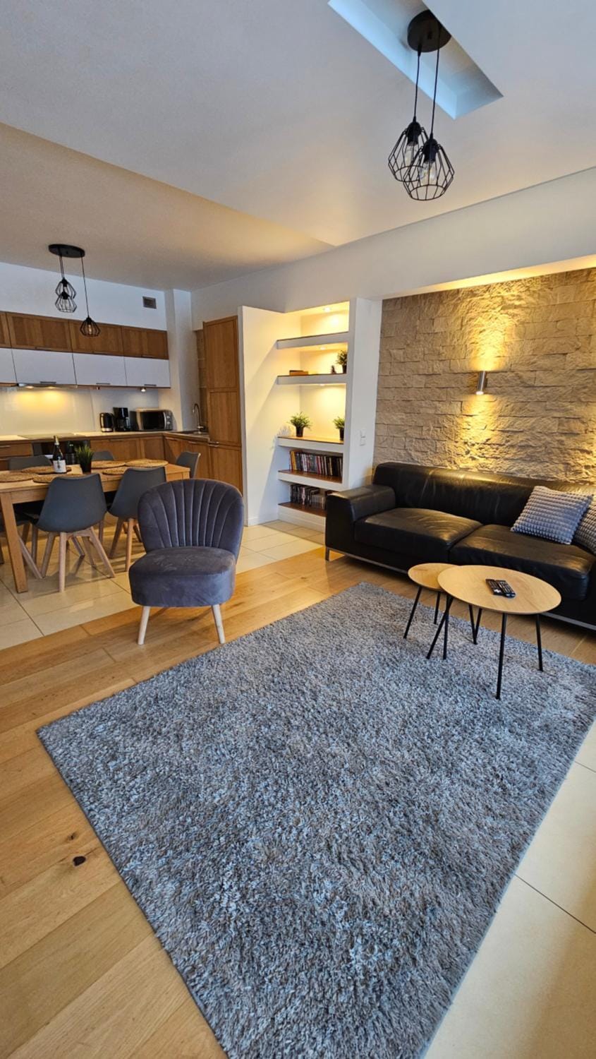 Kitchen or kitchenette, Living room, Seating area, Dining area