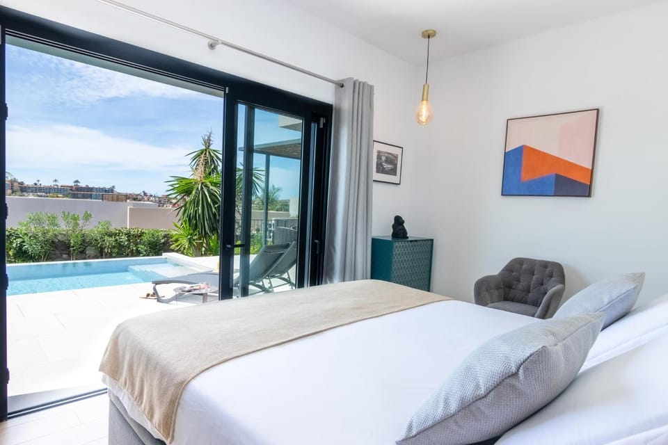 Patio, Bed, View (from property/room), Balcony/Terrace, Photo of the whole room, Bedroom, Pool view, Swimming pool, sunbed