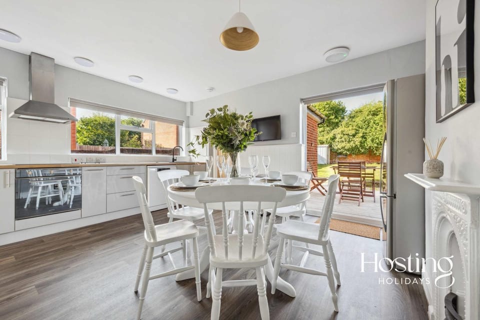 Kitchen or kitchenette, Seating area, Dining area